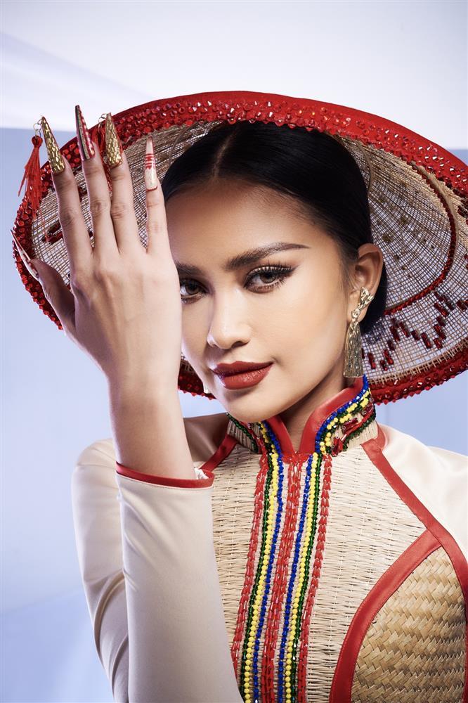 Ngọc Châu sửa gấp trang phục dân tộc trước khi thi Miss Universe-6
