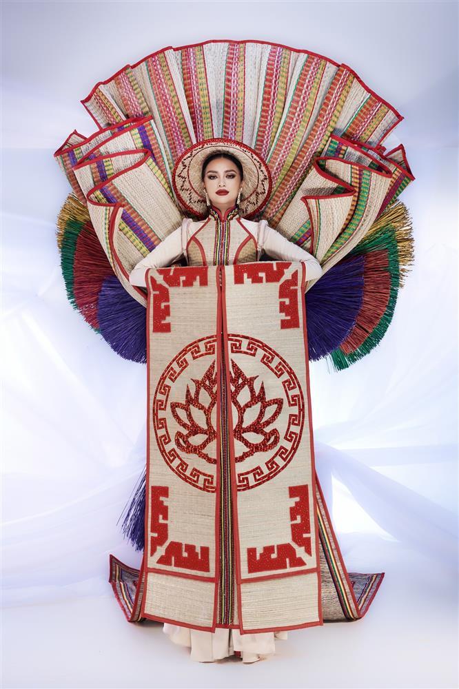 Ngọc Châu sửa gấp trang phục dân tộc trước khi thi Miss Universe-2
