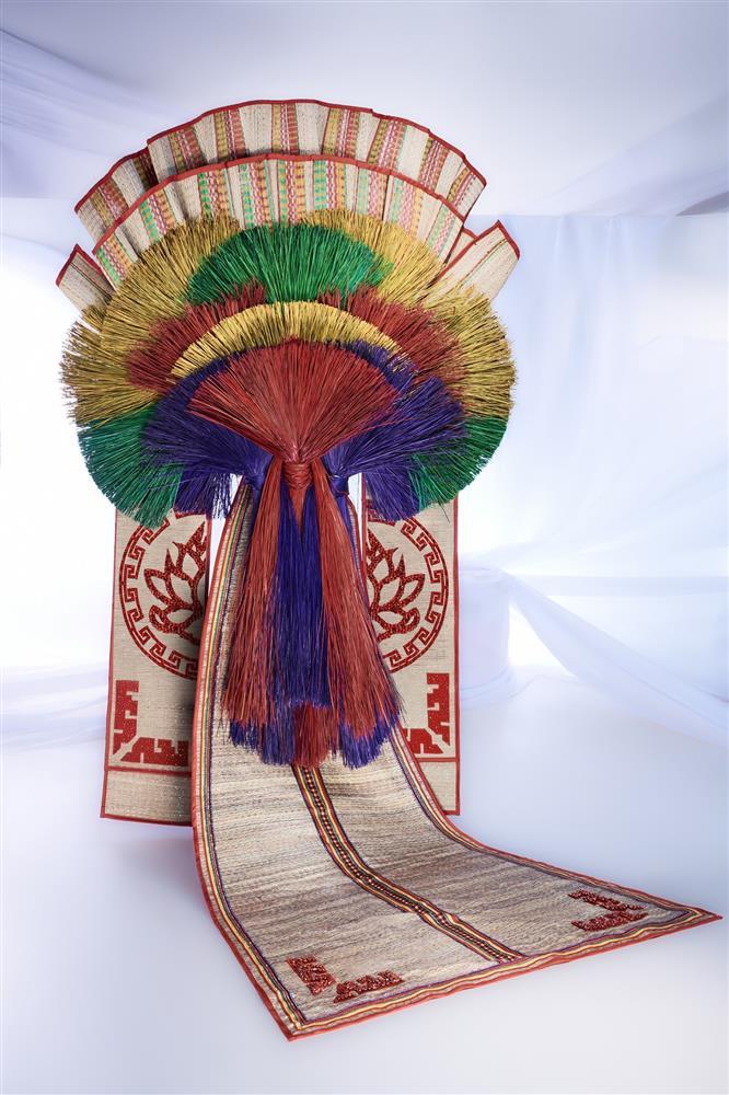 Ngọc Châu sửa gấp trang phục dân tộc trước khi thi Miss Universe-4