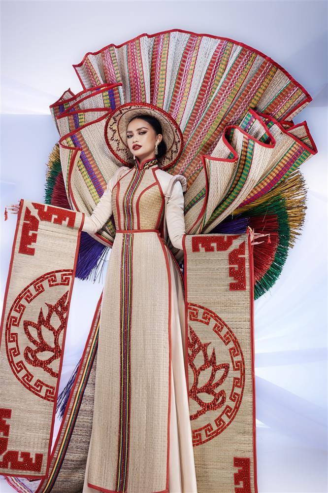 Ngọc Châu sửa gấp trang phục dân tộc trước khi thi Miss Universe-5
