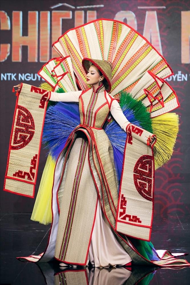 Ngọc Châu sửa gấp trang phục dân tộc trước khi thi Miss Universe-1