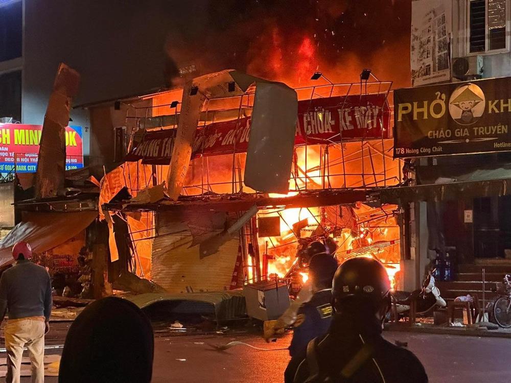 Vì sao có tiếng nổ lớn khi cháy tiệm sửa xe ở Hà Nội?-1