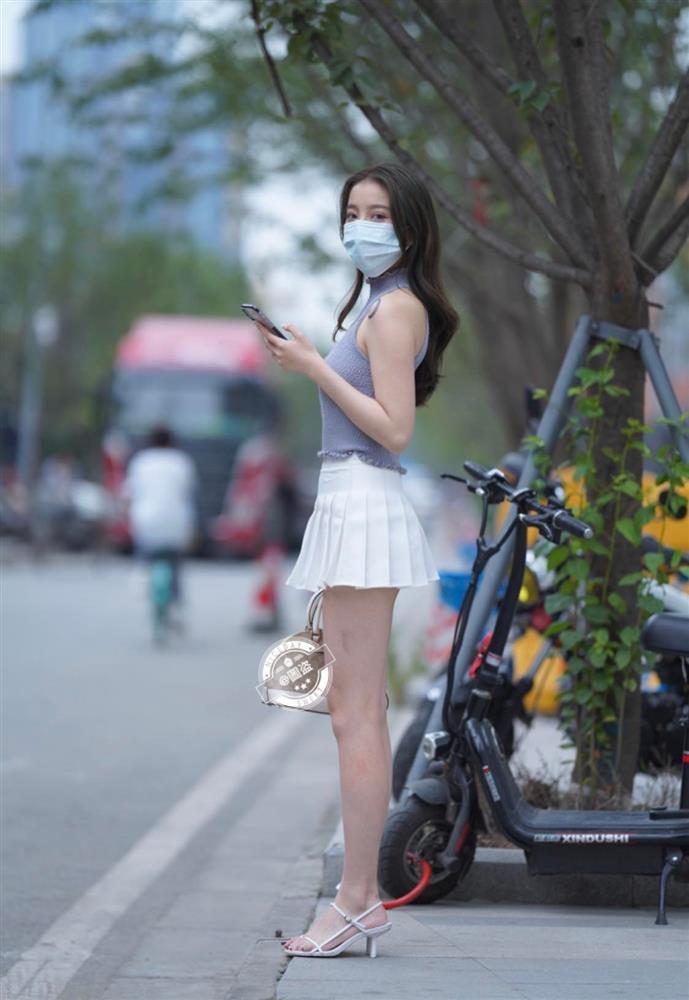 Kiểu váy bị cấm vận vẫn được phái nữ mặc từ lề phố đến trung tâm thương mại-2