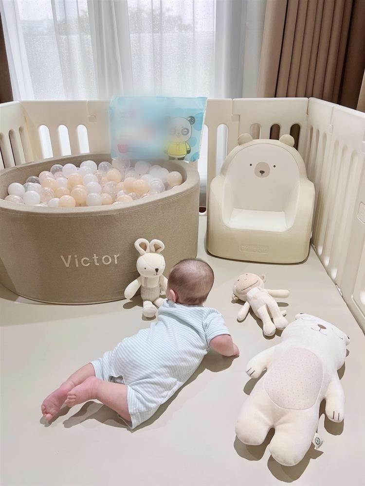 Con trai Bảo Thy bất hợp tác khi mua sắm đồ hiệu cùng bố mẹ-11