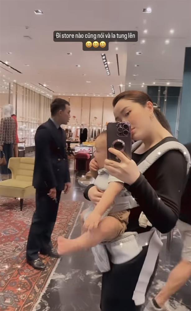 Con trai Bảo Thy bất hợp tác khi mua sắm đồ hiệu cùng bố mẹ-5