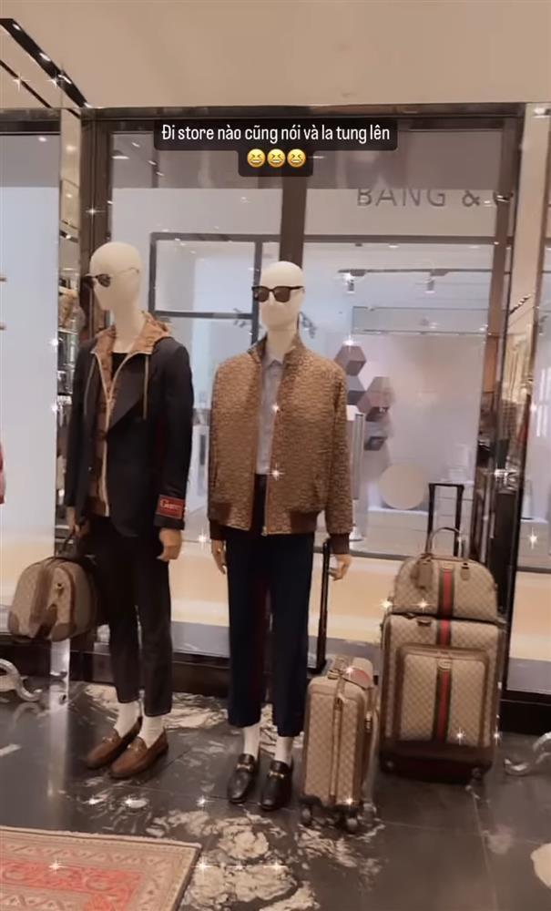 Con trai Bảo Thy bất hợp tác khi mua sắm đồ hiệu cùng bố mẹ-4