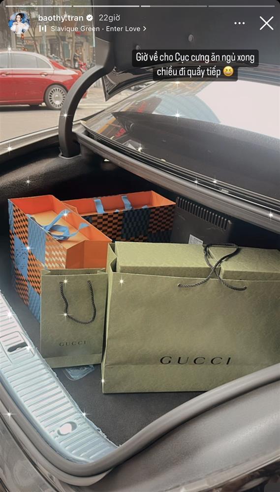 Con trai Bảo Thy bất hợp tác khi mua sắm đồ hiệu cùng bố mẹ-7