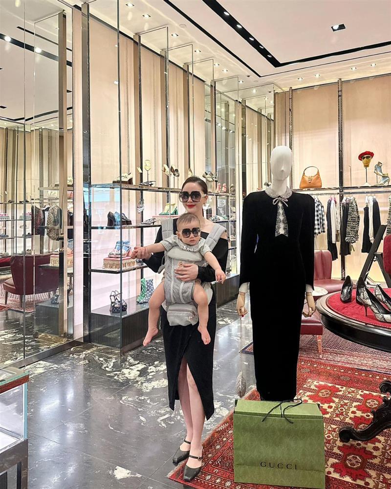 Con trai Bảo Thy bất hợp tác khi mua sắm đồ hiệu cùng bố mẹ-2