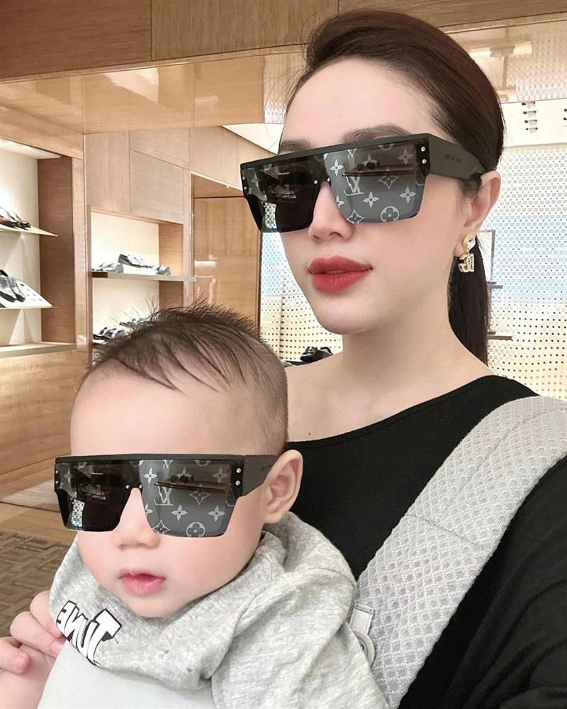 Con trai Bảo Thy bất hợp tác khi mua sắm đồ hiệu cùng bố mẹ-3