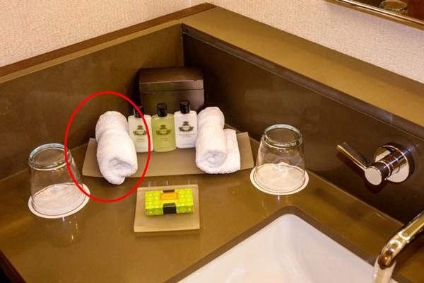 Cãi nhau với nhân viên khách sạn, du khách lao ô tô vào quầy lễ tân-1