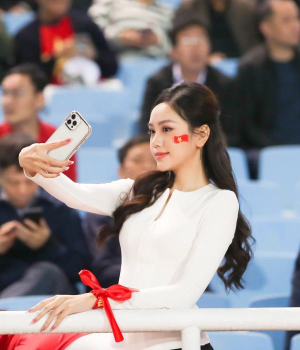 Danh tính không vừa gái đẹp gây bão sân Mỹ Đình trận gặp Malaysia-2