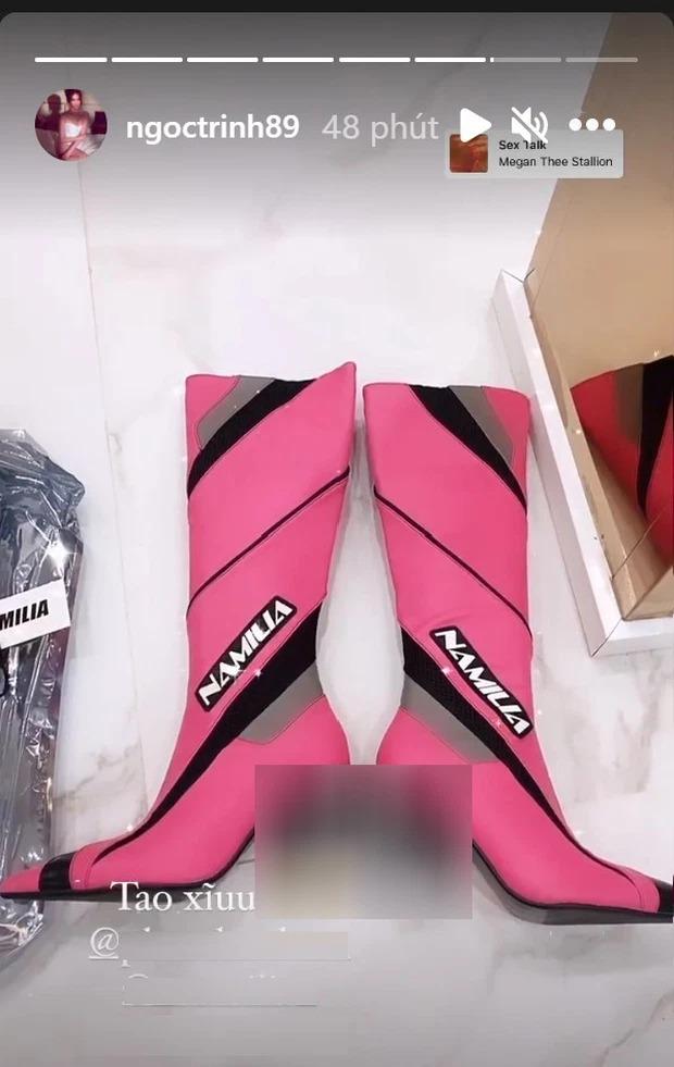 Ngọc Trinh bị chỉ trích vì đi giày có hình thô tục với trang phục công sở-4