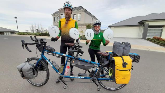 Cặp vợ chồng du lịch vòng quanh thế giới bằng xe đạp-1