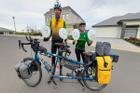 Cặp vợ chồng du lịch vòng quanh thế giới bằng xe đạp