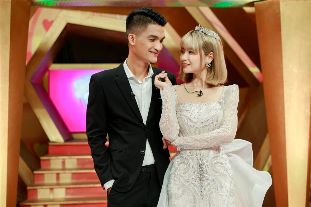 Vợ Mạc Văn Khoa dự định trùng tu vì vòng 1 khiêm tốn-9