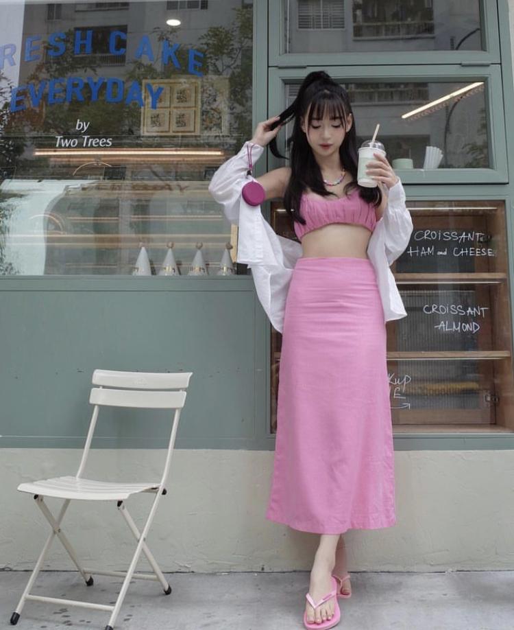 Hồng barbiecore là sắc màu thống trị làng mốt 2022-2