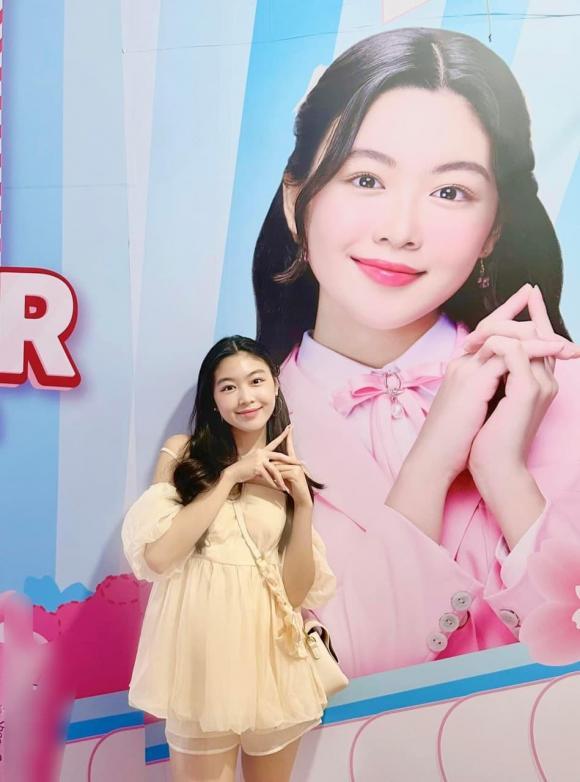 Con gái Quyền Linh mặt mộc đọ sắc với ảnh quảng cáo chính mình-4