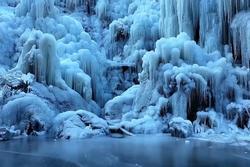 Vẻ đẹp kỳ vĩ của thác nước đóng băng trắng xoá, hút triệu du khách