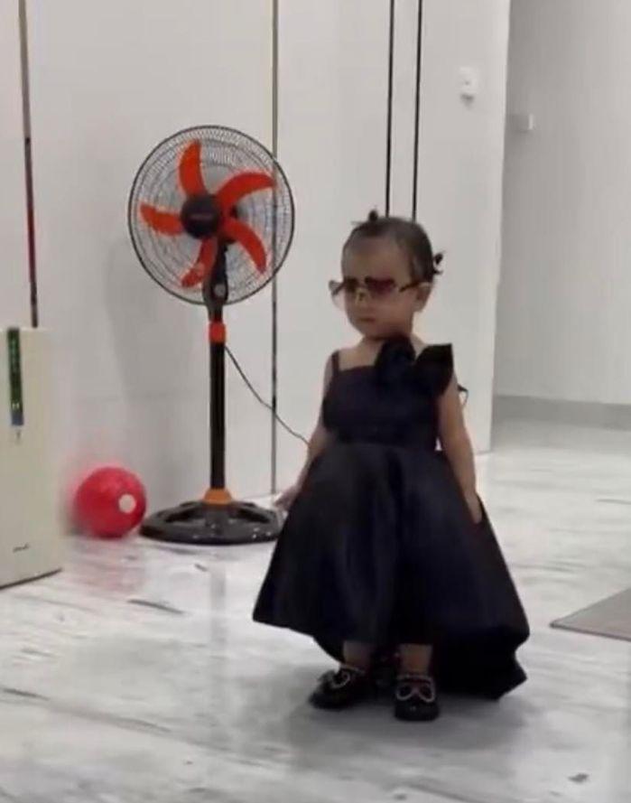 Con gái Võ Hạ Trâm gây cười vì mặc đầm dạ hội như bà cụ non-2