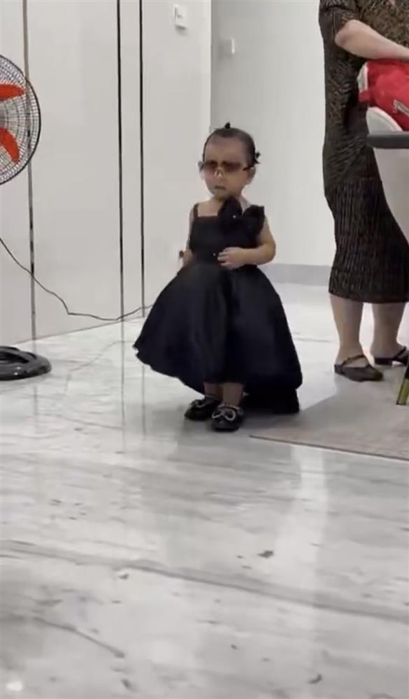 Con gái Võ Hạ Trâm gây cười vì mặc đầm dạ hội như bà cụ non-4