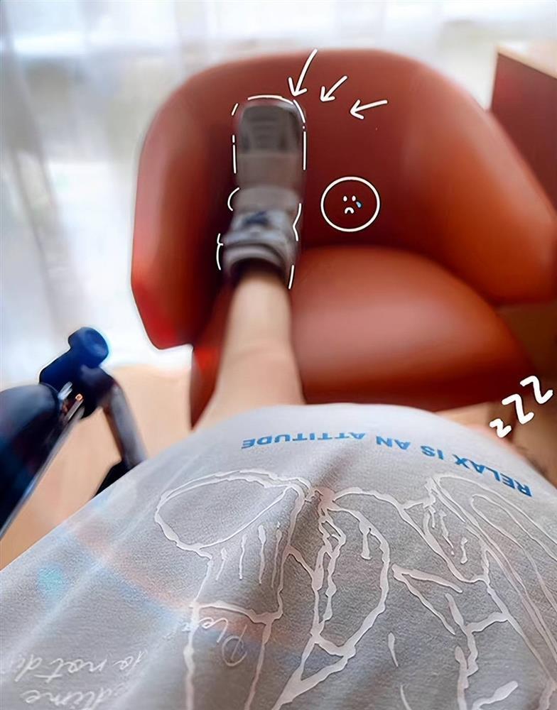 Thích Vy phải ngồi xe lăn khi bầu bí-2