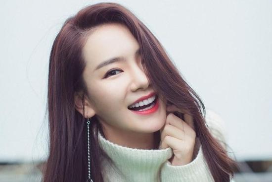 Thích Vy phải ngồi xe lăn khi bầu bí