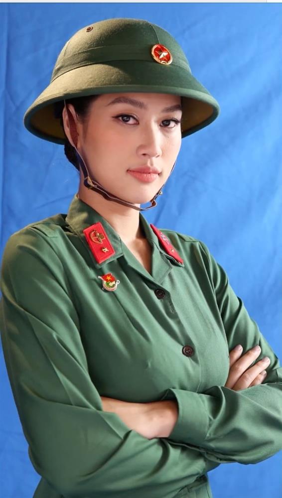 Miss Grand Thiên Ân siêu đáng yêu với quân phục ở Sao Nhập Ngũ-1