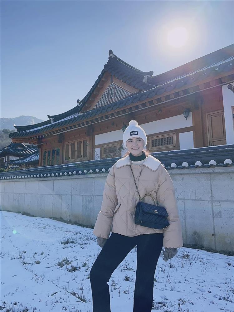 Vợ Đỗ Duy Mạnh liên tục lộ nhan sắc lạ lẫm qua ảnh tự đăng-1