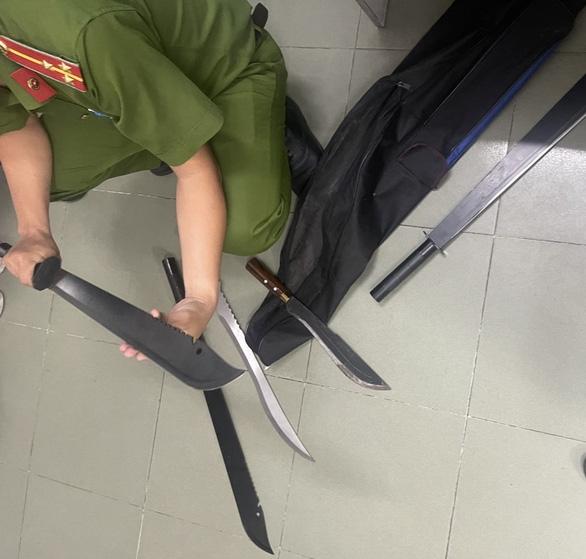 Mâu thuẫn lúc đá bóng, cầm mã tấu chém 2 học sinh tới tấp-2