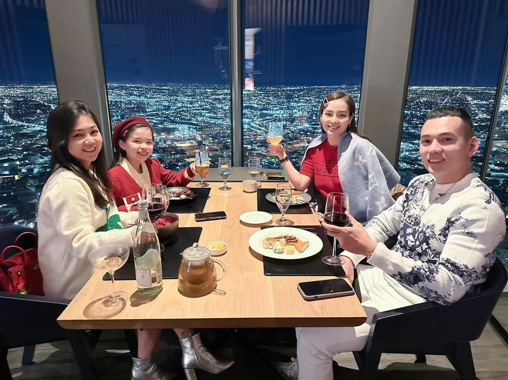 Tin showbiz Việt ngày 29/12: Con trai Hồng Ngọc tiết kiệm mua đồ cũ-6