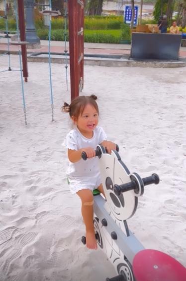 Con gái Hà Hồ chỉ thay đổi 1 điểm mà đáng yêu bội phần-1