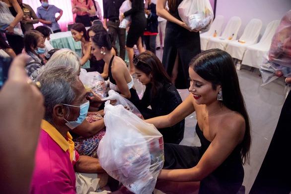 Thùy Tiên và loạt Hoa hậu lộ nhan sắc thật khi cùng đi từ thiện-14