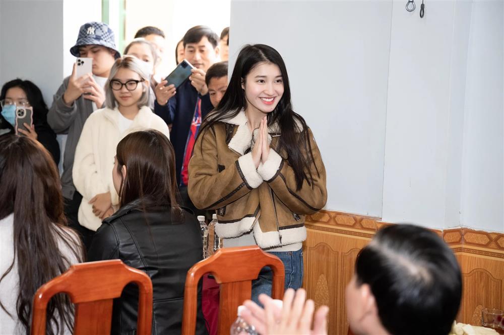 Thùy Tiên và loạt Hoa hậu lộ nhan sắc thật khi cùng đi từ thiện-8