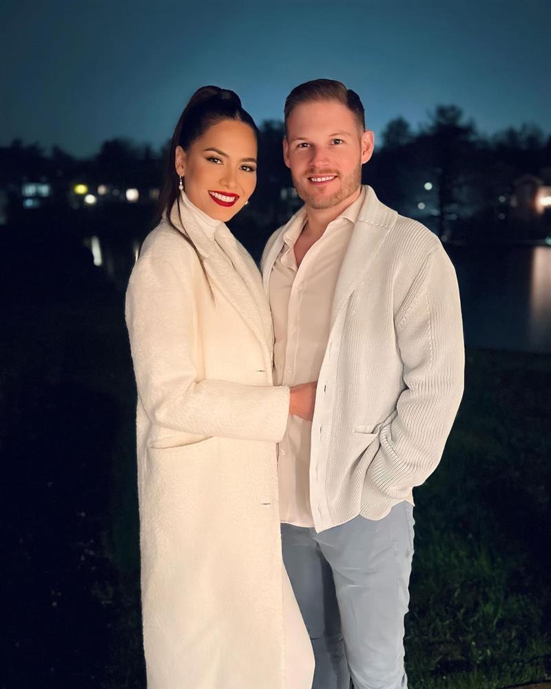 Miss Universe có bầu với phóng viên điển trai?-1