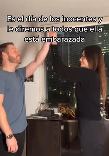 Miss Universe có bầu với phóng viên điển trai?-4