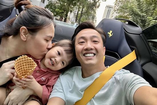 Lấy vợ 3 năm, Cường Đô La vẫn nịnh 'ngọt phải biết'