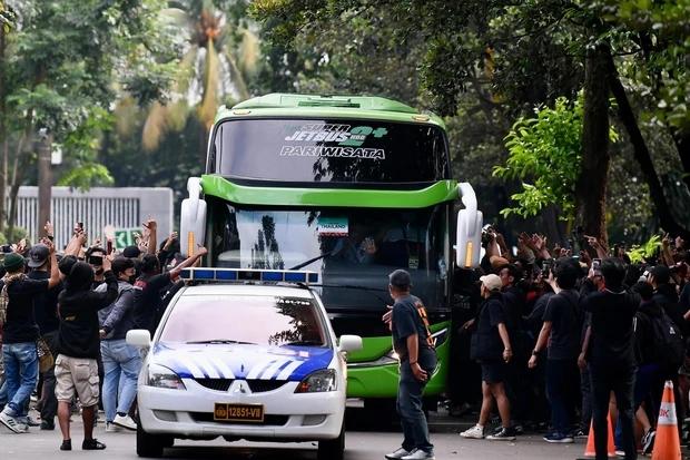 CĐV Indonesia tấn công xe chở Thái Lan, Madam Pang sợ xanh mặt-1