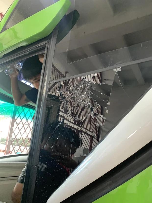 CĐV Indonesia tấn công xe chở Thái Lan, Madam Pang sợ xanh mặt-4