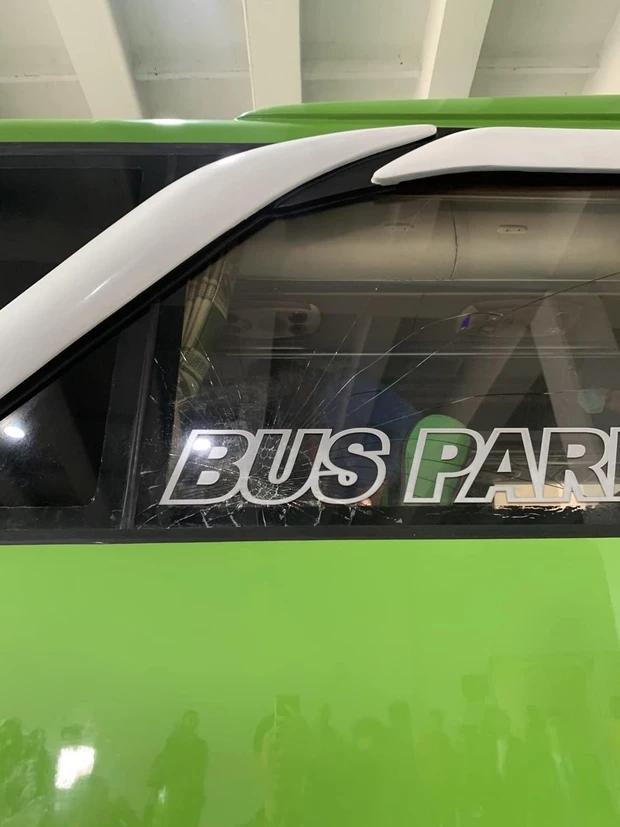 CĐV Indonesia tấn công xe chở Thái Lan, Madam Pang sợ xanh mặt-5