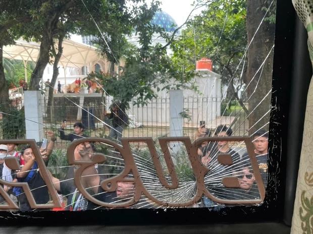 CĐV Indonesia tấn công xe chở Thái Lan, Madam Pang sợ xanh mặt-6