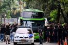 CĐV Indonesia tấn công xe chở Thái Lan, Madam Pang 'sợ xanh mặt'