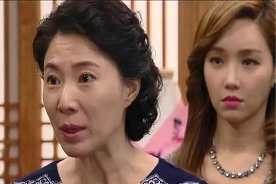 Con trai ngoại tình, mẹ chồng tuyên bố tài sản cho hết con dâu