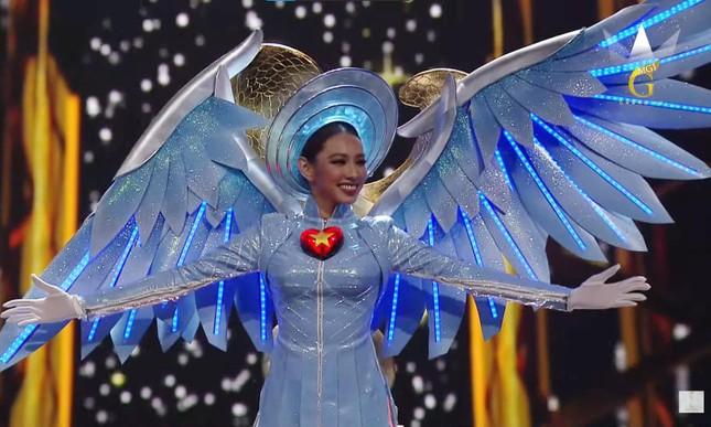 Hoa hậu Thùy Tiên mặc ngược áo choàng khi làm vedette?-9