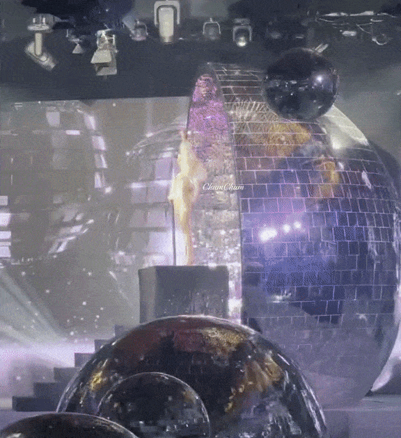 Hoa hậu Thùy Tiên mặc ngược áo choàng khi làm vedette?-1