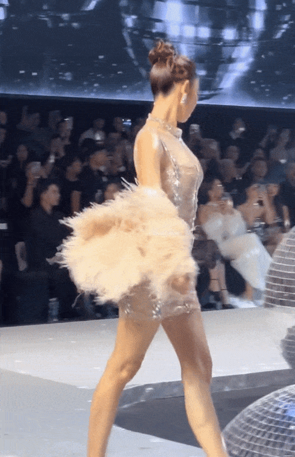 Hoa hậu Thùy Tiên mặc ngược áo choàng khi làm vedette?-3