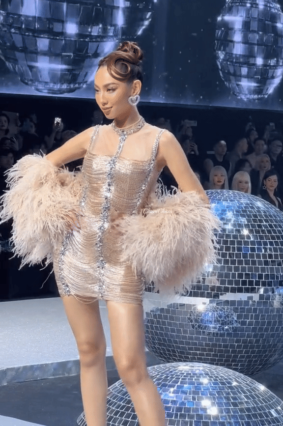 Hoa hậu Thùy Tiên mặc ngược áo choàng khi làm vedette?-4