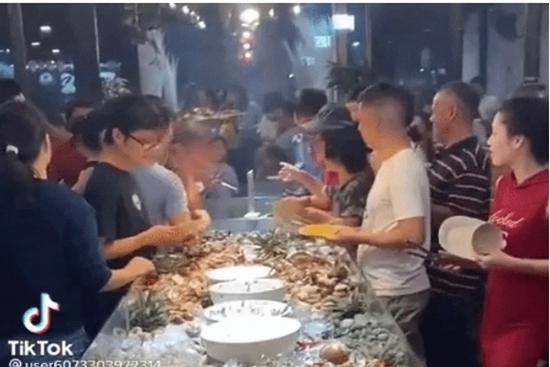 Nhiều người ăn buffet thường cố ăn thật nhiều, hóa ra 'lỗ' nặng