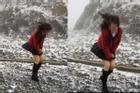 Cô gái trẻ chơi sốc, mặc váy ngắn cũn đi Sapa 'săn' tuyết rơi