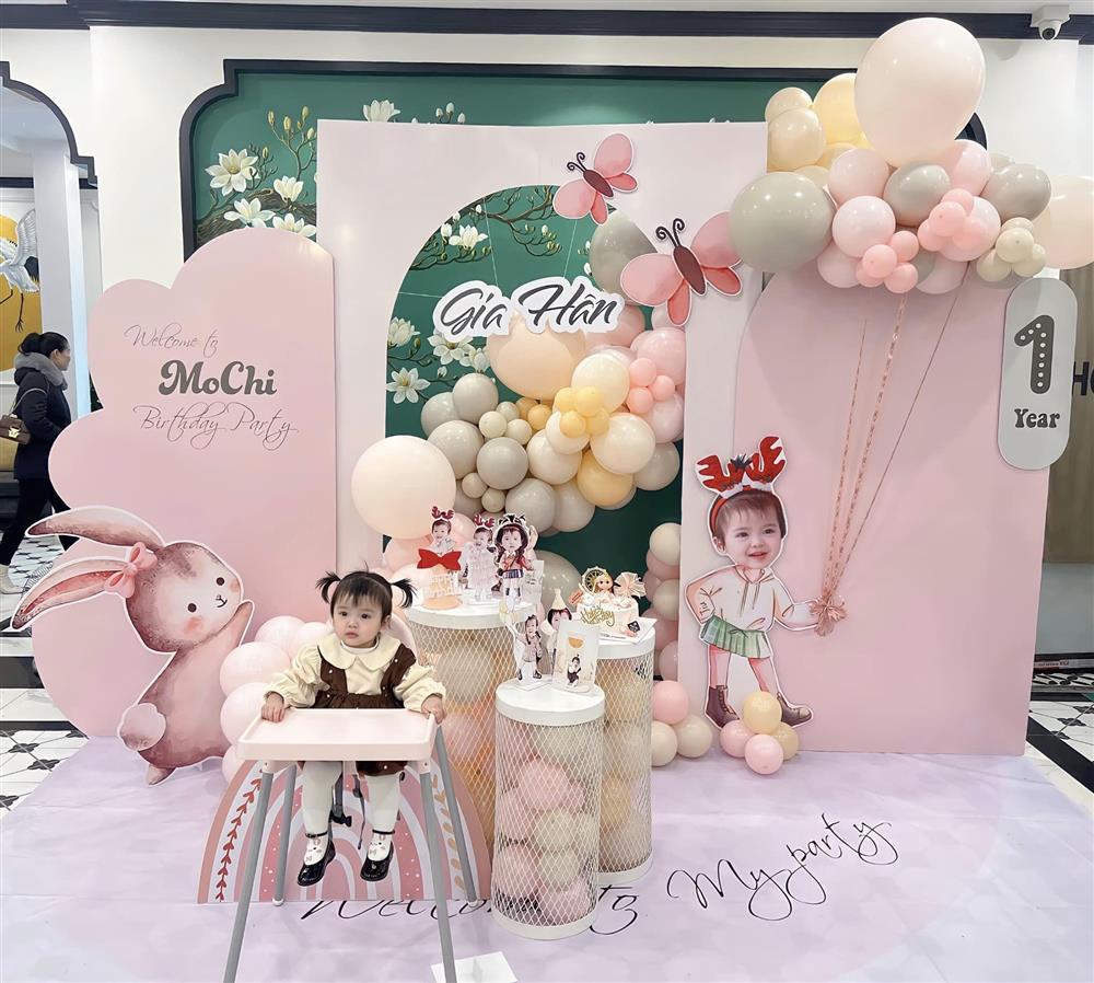 Sinh nhật con gái, không nhận ra vợ đại gia của Bùi Tiến Dũng-1