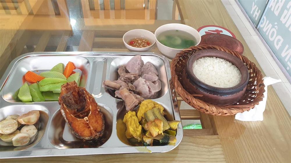 Suất cơm 50k ở trạm dừng nghỉ mà đầy ắp thịt cá, thơm ngon-2